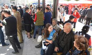 Refugiados en Goris (Armenia) esperan en un centro de distribución para recibir artículos domésticos. 