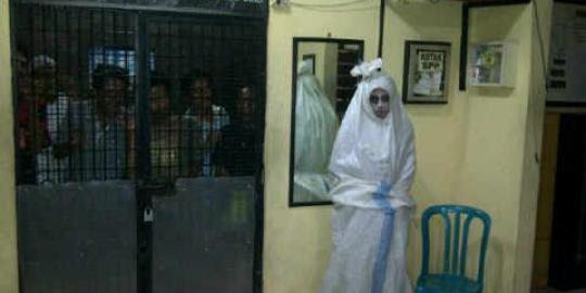 Foto penampakan hantu  POCONG Paling menghebohkan Top News