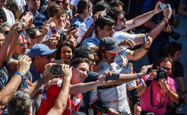 Fernando Alonso, con la afición en el GP de Brasil. /AFP