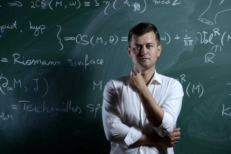 Hun studerede ved école centrale paris og derefter massachusetts institute of technology , hvor hun mødte sin fremtidige mand, sergiu moroianu, en rumænsk matematiker. Facebook Posts Show Rift In Romania S Youngest Party After Good Result In Elections Romania Insider
