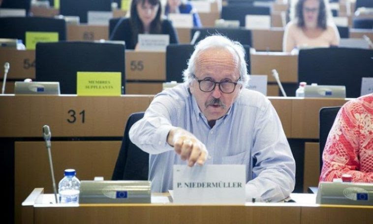 Dagad niedermüller péter rasszista botránya. Rengeteg Alairas Erkezett Mar 11 Ezer Alairas Niedermuller Peter Lemondatasaert Minden Szo Hu