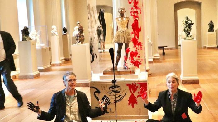 Des militants écologistes s'en prennent à une œuvre de Degas à Washington