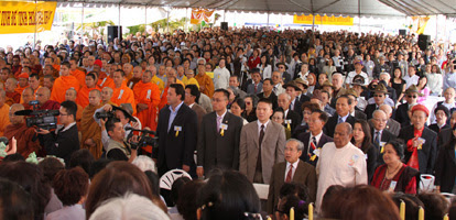 Trên 5000 Phật tử tham dự Đại lễ Phật Đản tại chùa Điều Ngự, ghế sắp không đủ ở hội trường, đồng bào phải đứng tràn khắp quanh sân chùa