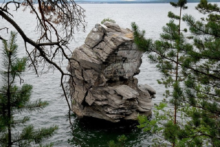 Местные племена приносили на Шайтан-Камне жертвоприношения своим богам.