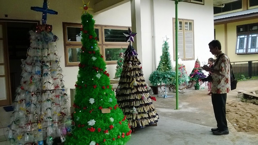 The ROMP Family 20 Inspirasi Pohon Natal Dari Bahan Bekas