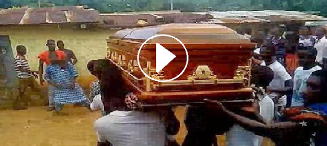 GEMPAR!! Video mayat wanita dalam keranda ini TERBANG menuju ke rumah pembunuhnya...