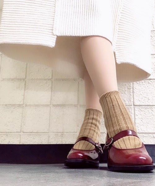 人気のファッショントレンド 最新パンプス 脱げる バンド