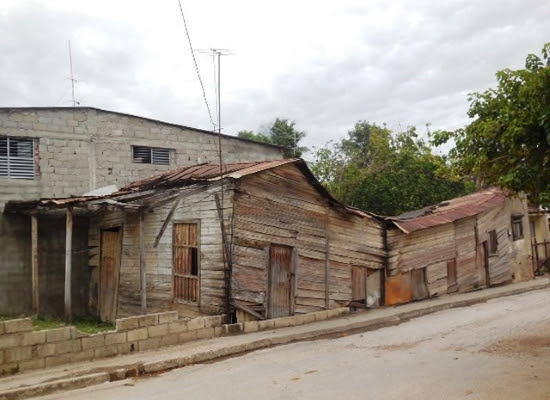 Ubicada en la calle 2 Norte entre 2 y 3 Oeste, esta casa está muy amenazada si Matthew entra a Guantánamo (Foto: Roberto J. Quiñones)