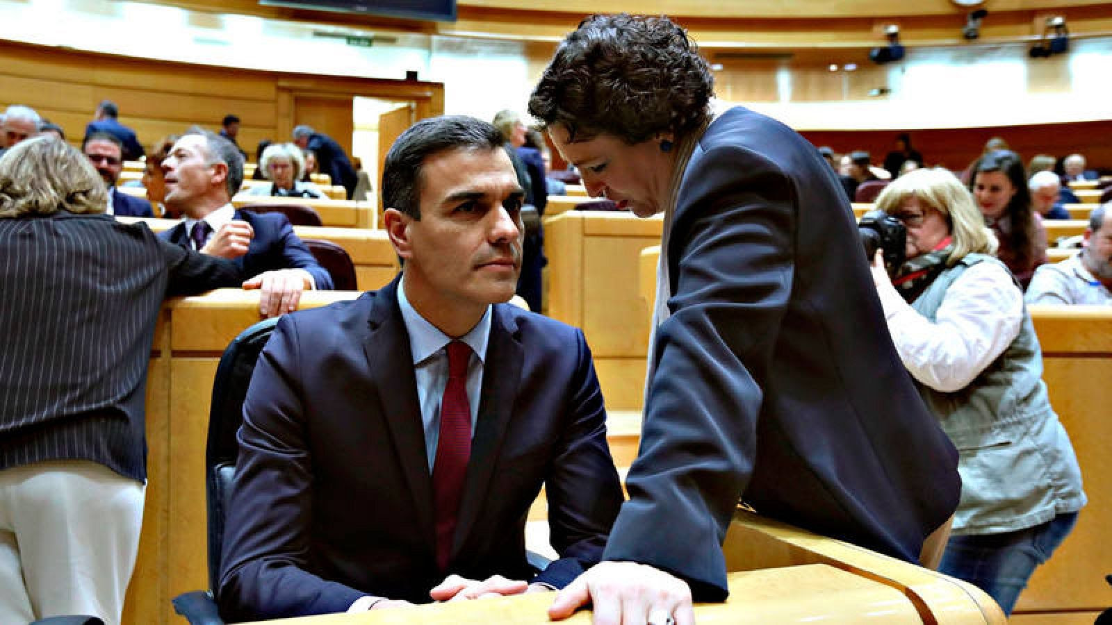 El presidente del Gobierno, Pedro Sánchez, charla con la ministra de Trabajo, Magdalena Valerio, en el Senado