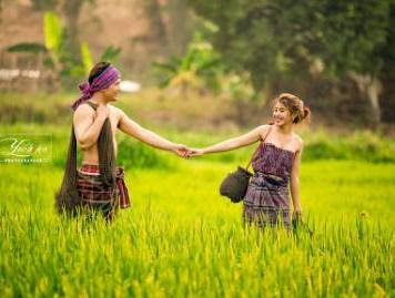 Keduanya tampak romantis dengan saling berpelukan. Prewedding Di Sawah Budget Ekonomis Tapi Hasilnya Istimewa 2021