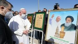 Papa Francisco durante a Viagem ao Iraque, no cartaz com o Grão Aiatolá Sayyid Ali Al-Husayni Al-Sistani