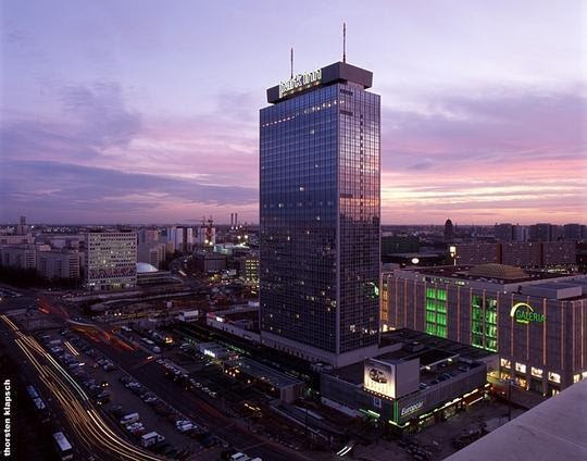 Das 150 meter hohe hotel verfügt über 1012 nichtraucherzimmer und suiten auf 35 etagen. Park Inn By Radisson Berlin Alexanderplatz Berlin