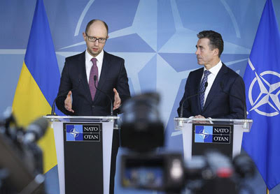 El primer ministro interino de Ucrania, Arseni Yatsenyuk (izquierda), junto al secretario general de la OTAN, Anders Fogh Rasmussen.