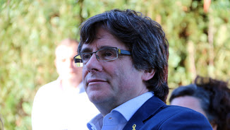 Primer pla de l'expresident català Carles Puigdemont, que segueix la manifestació independentista de la Diada per televisió a la seva residència de Waterloo, a Bèlgica