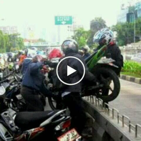 "Serem" Ada "Kuntilanak Lewat" Lalu Pengendara Motor Berebut Keluar Dari Jalur Busway ( tolong bagi kan ya teman teman )