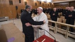 Papa Francisco cumprimenta Dom Tolentino ao final dos exercícios espirituais de 2018