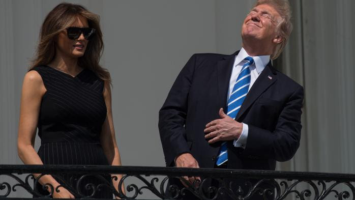 VIDEO. Donald Trump fixe l’éclipse solaire sans lunettes et provoque les moqueries