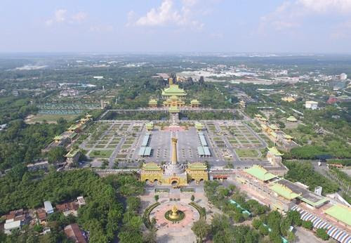 Khu thờ tự, khu trường đua, khu trò chơi, khu biển nhân tạo, khu vườn thú, khu nhà hàng. Khu Du Lá»‹ch Ä'áº¡i Nam Binh DÆ°Æ¡ng