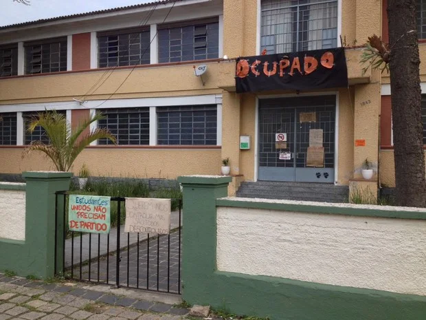 Escolas ocupadas e greve de professores são motivos para atraso do fim do ano letivo, diz Secretaria de Educação (Foto: Anderson Grossl/ RPC Curitiba)