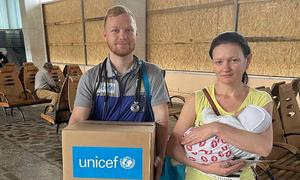 Equipos móviles de UNICEF prestan asistencia médica a los pasajeros que llegan a Mykolaiv en el primer tren de evacuación procedente de Kherson, Ucrania.