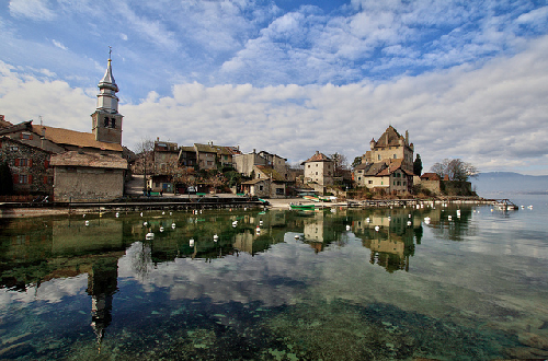 Được xây dựng vào thời Trung Cổ, thị trấn Yvoire nằm bên bờ hồ Geneva khoác trên mình vẻ đẹp kết hợp của kiến trúc lâu đời và thiên nhiên thơ mộng. 