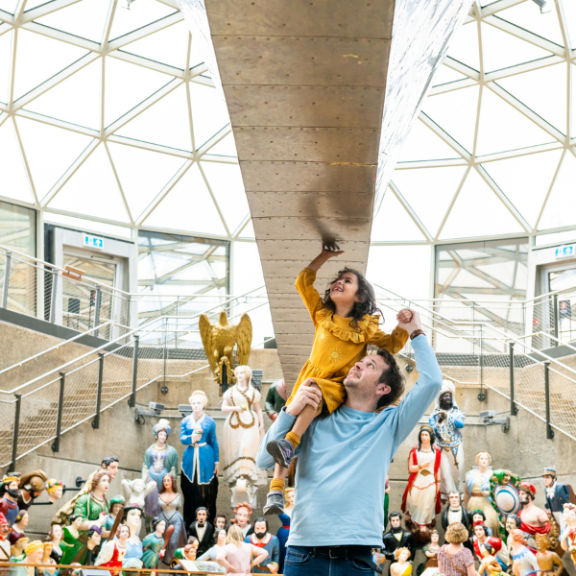 Father and daughter in front of Cutty Sark's figureheads