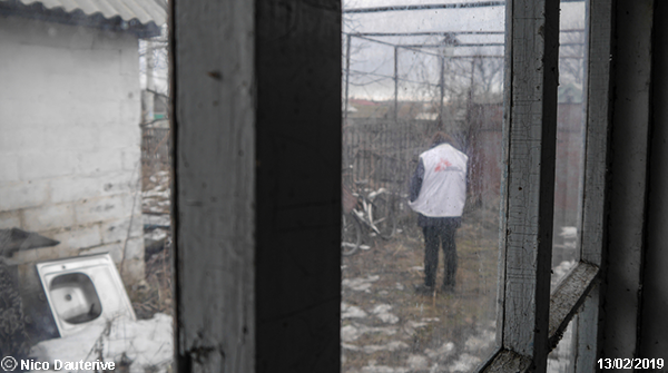 Foto de archivo de 2019. Uno de nuestros compañeros se encuentra frente a la casa abandonada donde operamos una clínica móvil en el pueblo de Vodiane que ha sido destruido y abandonado en gran parte desde el inicio del conflicto.