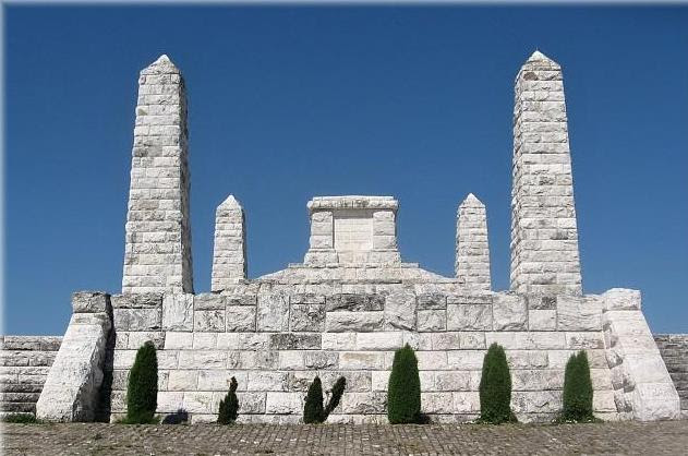 Štefánikova mohyla na bradle je miesto, ktoré nadchne obdivovateľov monumentov, ale aj milovníkov prírody. Mohyla M R Stefanika Na Bradle Aktivita Kudy Z Nudy Vas Sprievodca Aktivitami Na Slovensku