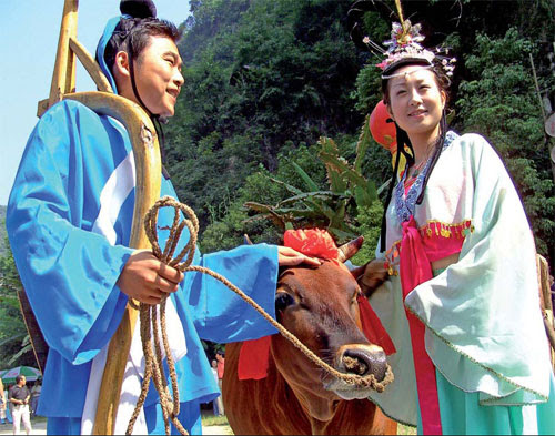 At the same time, some people laughed at themselves for two delays in love and career. What Chinese Do On Qixi Festival Chinaculture