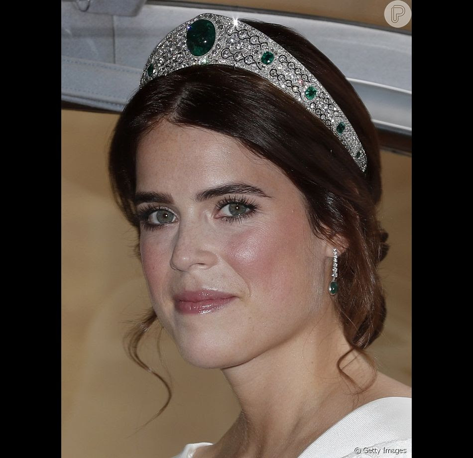 Princesa Eugenie de York usou uma tiara de diamantes e esmeraldas Kokoshnik Greville Emerald