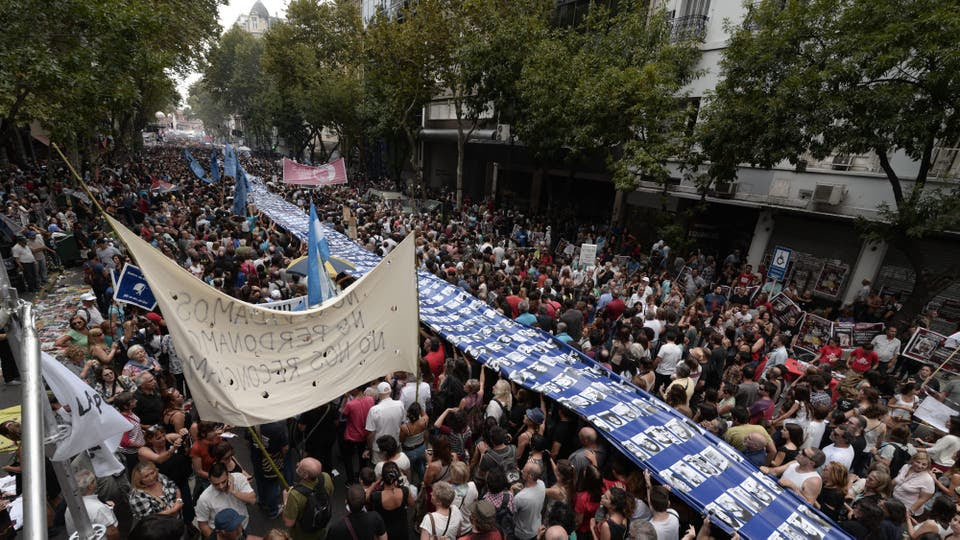 Av de Mayo, marcha por los 40 años del golpe militar. Foto: EFE / JAVIER GALLARDO