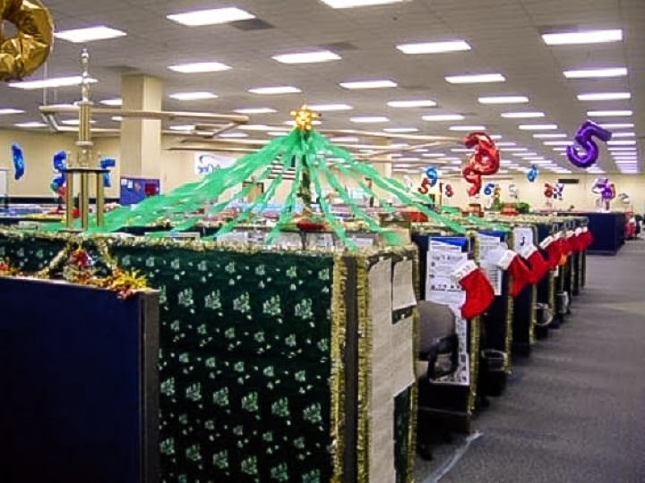 Get inspired by 15 holiday decorating tips from modsy designers. Office Christmas Decor For Office Christmas Decor For Office Desk Christmas Decor For Office Cubicle Christmas Decor For Office Cubes Home Design Decoration
