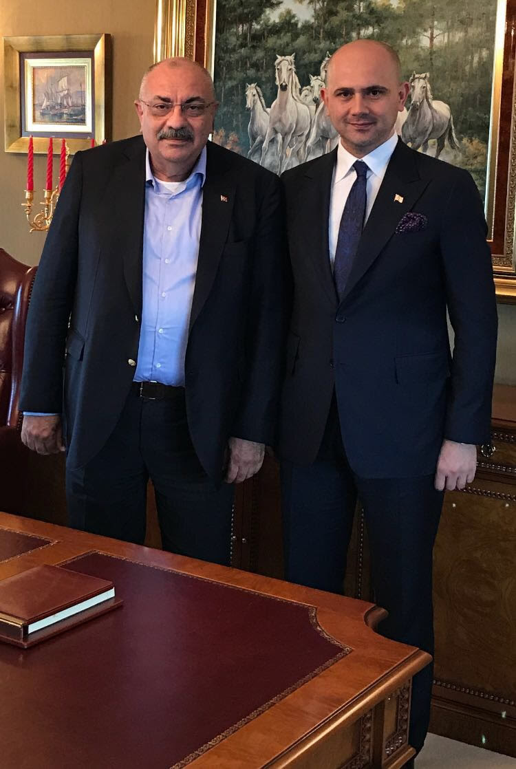 Ekba holding yönetim kurulu başkanı cihan ekşioğlu ve eşi katerina ekşioğlu, binali yıldırım'ın tablosuna 60 bin tl, gül ergi'nin tablosuna ise 50 bin tl ödedi. Sayin Basbakan Yardimcisi Tugrul Turkes Ekba Holding Yonetim Kurulu Baskanimiz Cihan Eksioglu Nu Ziyaret Etti Ekba Holding