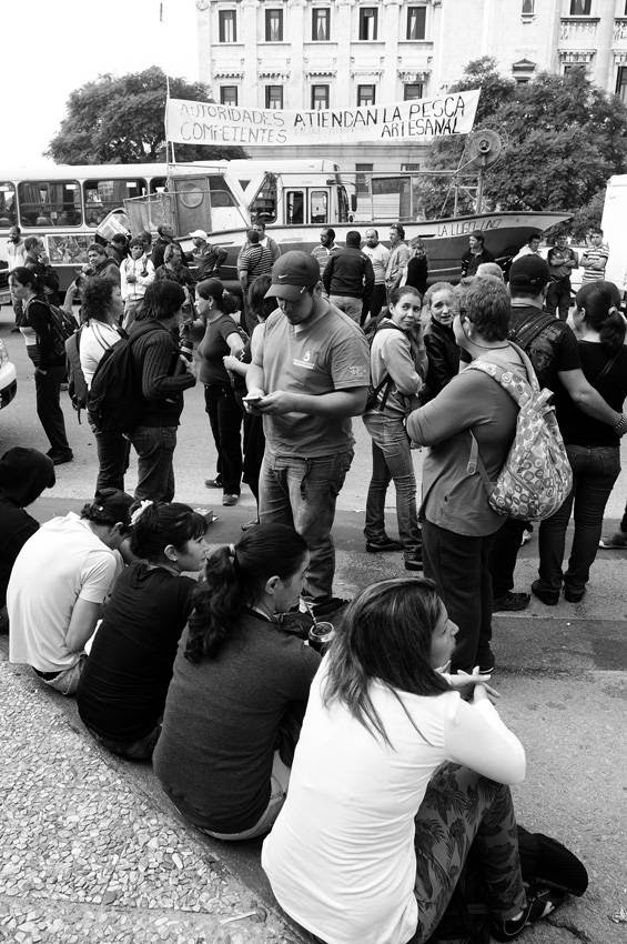 Movilización del Sindicato Único Nacional de Trabajadadores del Mar y Afines (SUNTMA), pescadores artesanales y trabajadores de los puestos de venta en ferias, ayer frente al Palacio Legislativo. / Foto: Sandro Pereyra 