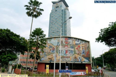 Begitu juga dengan pengaturan rancangan. Kuala Lumpur Guide Bangunan Dewan Bahasa Dan