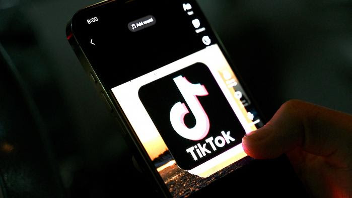 Comment le réseau social TikTok transforme les artistes en créateurs de contenus et "influenceurs de leur propre musique"
