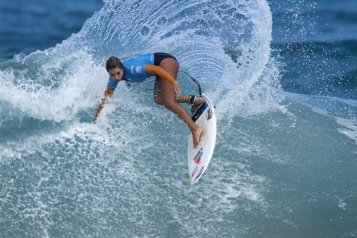 Resultado de imagem para imagens mulher surfando Guarda do Embaú