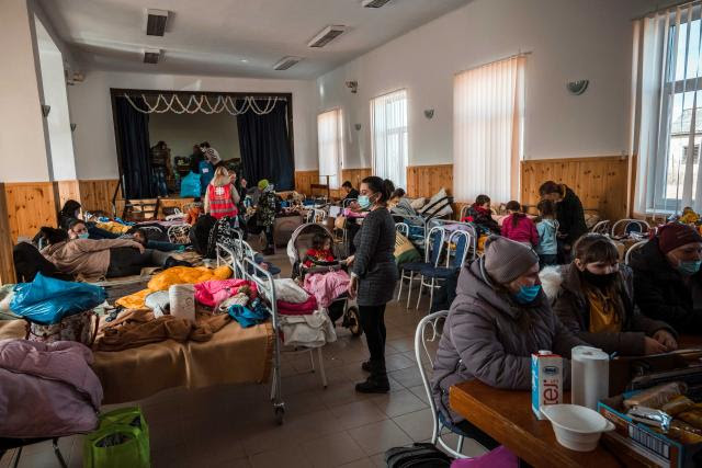 ACT Alliance member Hungarian Interchurch Aid offers food, drinks, and hygiene items for people fleeing the Ukraine war.