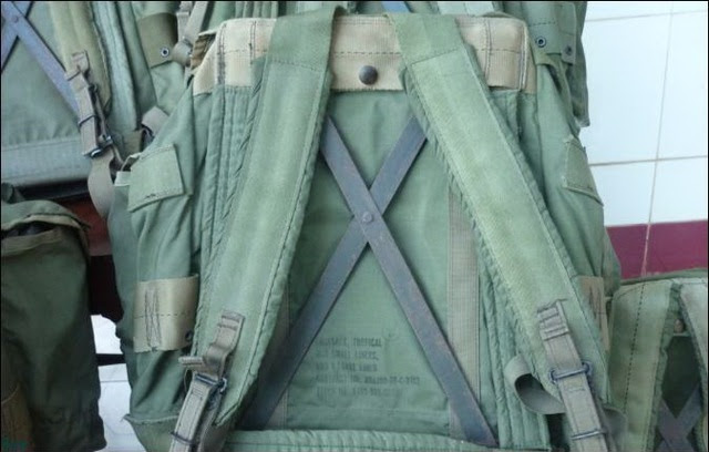 Khung chữ X trên Ba lô nhiệt đới giúp người lính cảm thấy nhẹ hơn khi hành quân