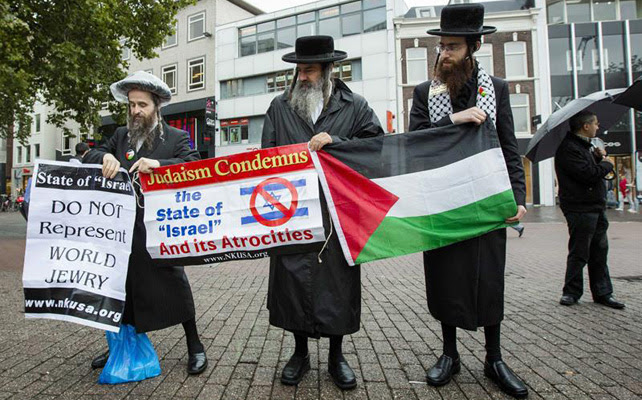 Miembros de la organización Neturei Karta, organización atuodenominada 'Judíos contra el sionismo', participan en una manifestación a favor de Palestina en Utrecht (Holanda).