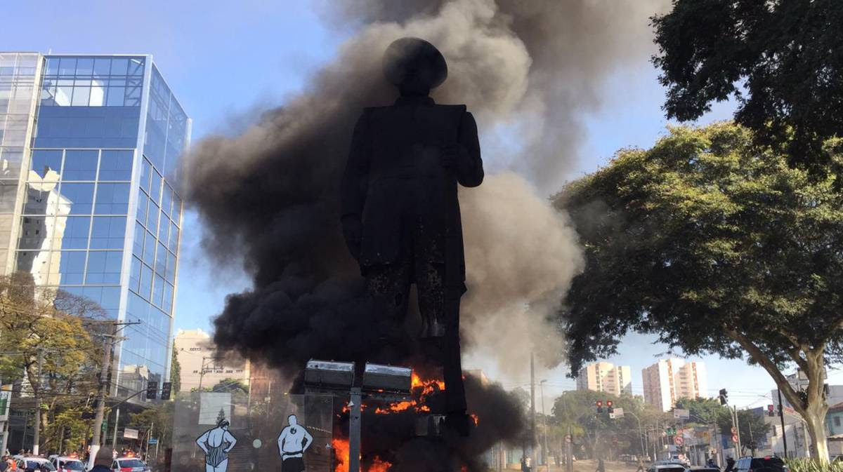 Estátua de Borba Gato, símbolo da escravidão, é incendiada por ativistas