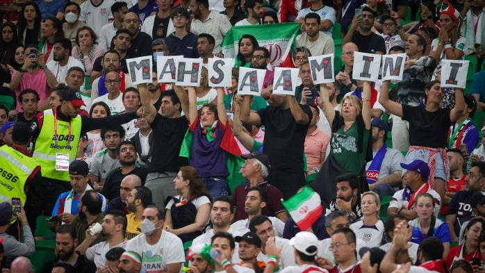 REPORTAGE. Coupe du monde 2022 : hymne respecté mais malaise entre supporters iraniens... On a vécu l'élimination de l'Iran face aux Etats-Unis