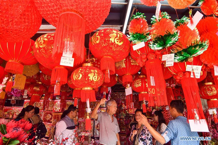 Chinese new year is one of the most exciting festivals in malaysia. People Select Chinese New Year Decorations In Kuala Lumpur Malaysia Xinhua English News Cn