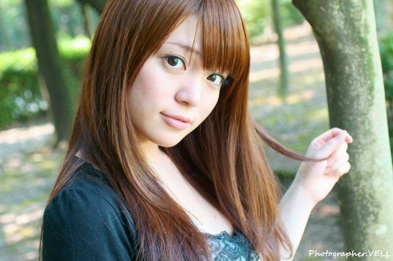 上 髪を触る 女性 女性 すれ違う時 髪を触る