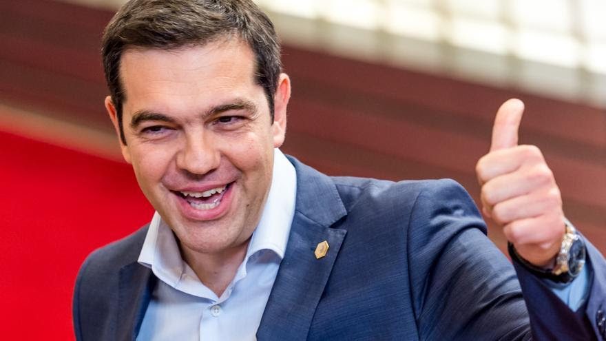 Greek Prime Minister Alexis Tsipras gestures as he leaves after an EU summit in Brussels on Friday, June 26, 2015 Ciudad: BRUSELAS Pais: Belgica / Belgium Autor: Geert Vanden Wijngaert Agencia: AP Photo