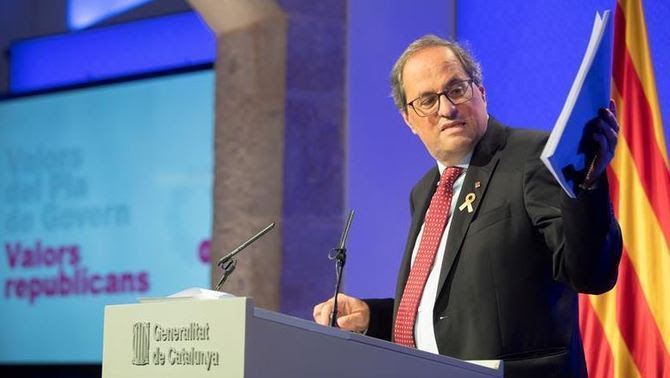 Quim Torra mostrant el pla de govern que ha presentat aquest migdia (EFE)