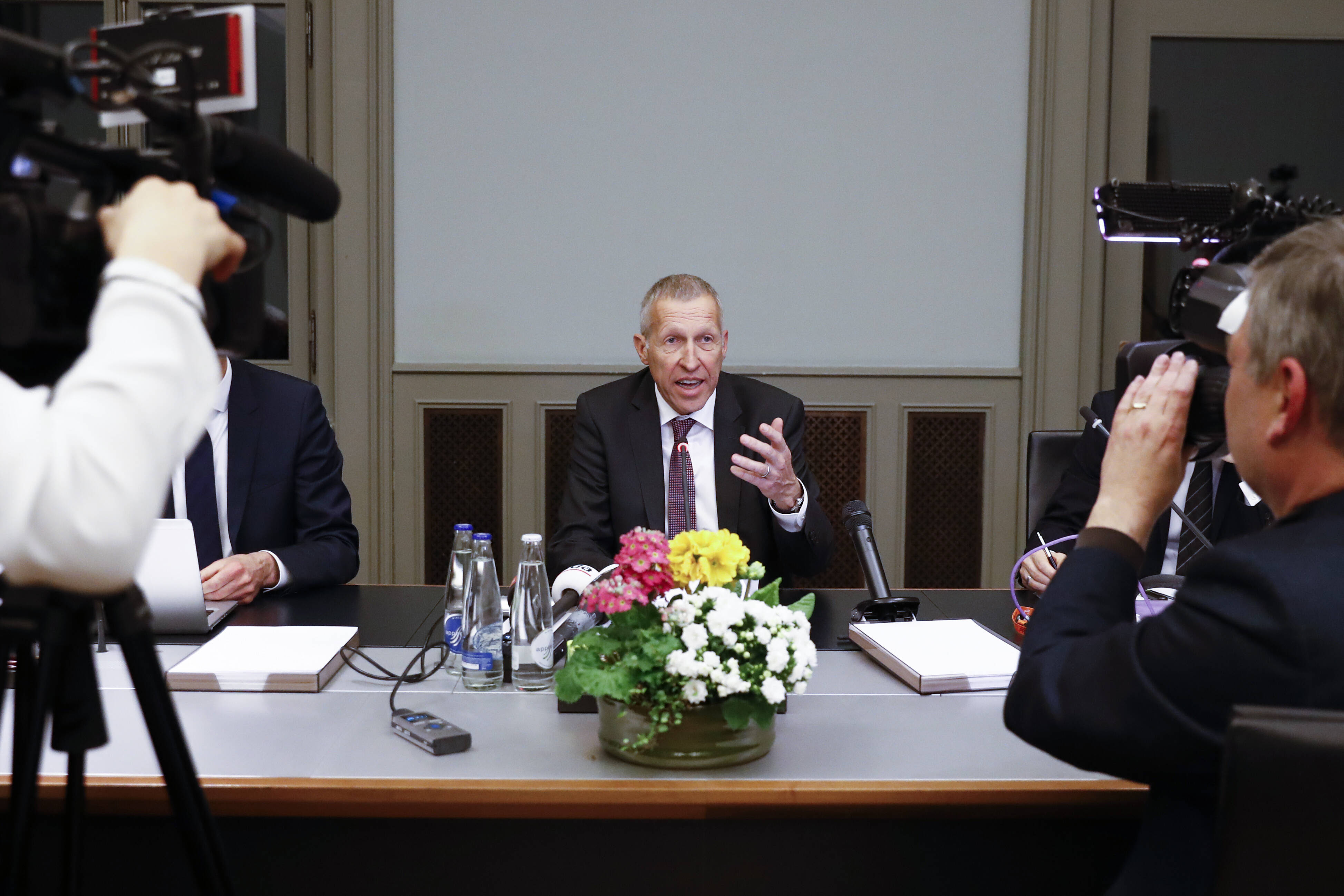 Le président de la commission de la santé des Etats Konrad Graber (PDC/LU) ouvre la séance. Le fait que son homologue de la commission du National Ignazio Cassis (PLR/TI) ne siège pas à ses côtés déclenche une polémique.