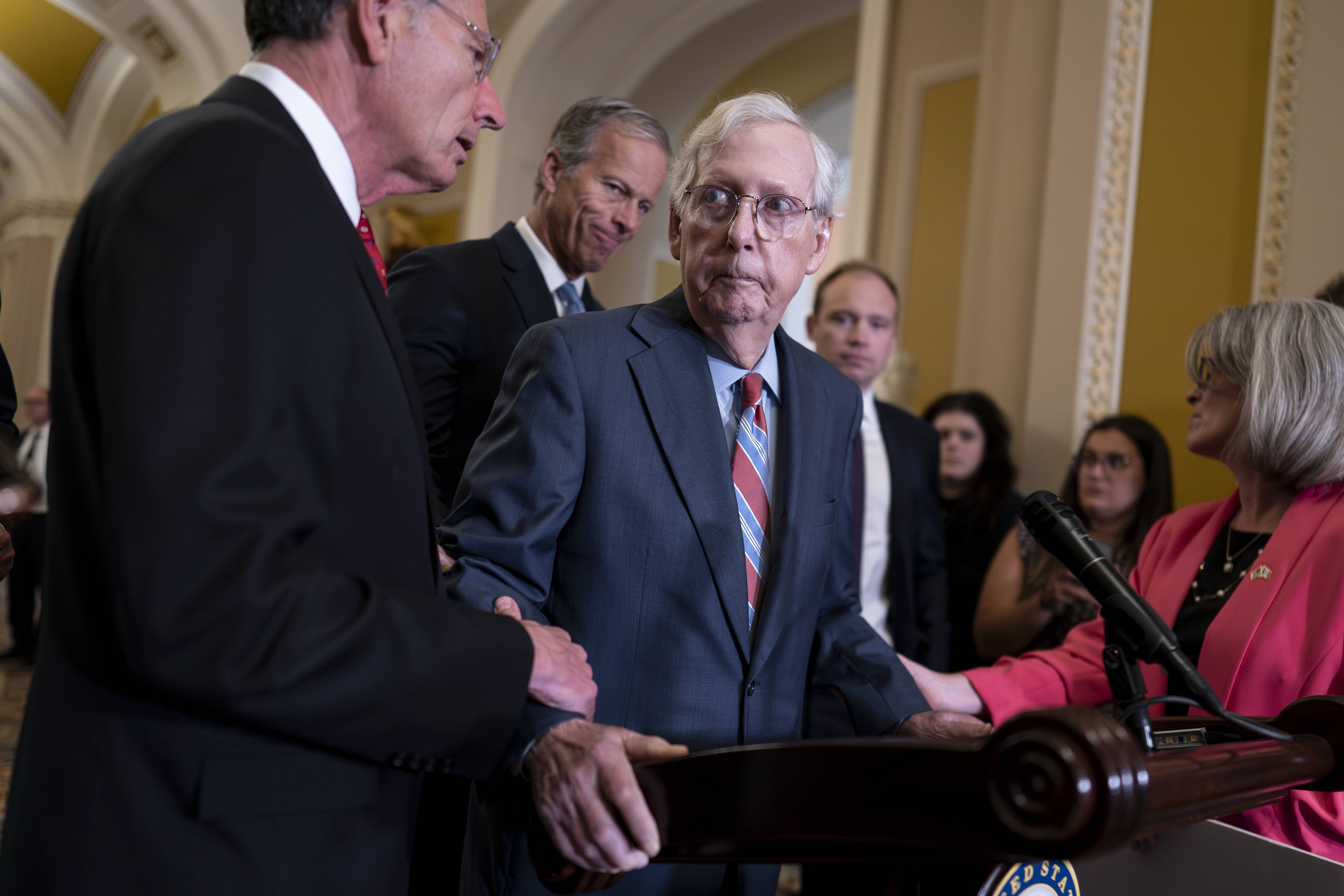 Le chef de file des républicains au Sénat Mitch McConnell est pris en charge par d'autres sénateurs après s'être figé en conférence de presse le mercredi 26 juillet 2023