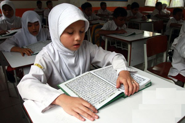 14 Gambar  Orang  Baca Quran