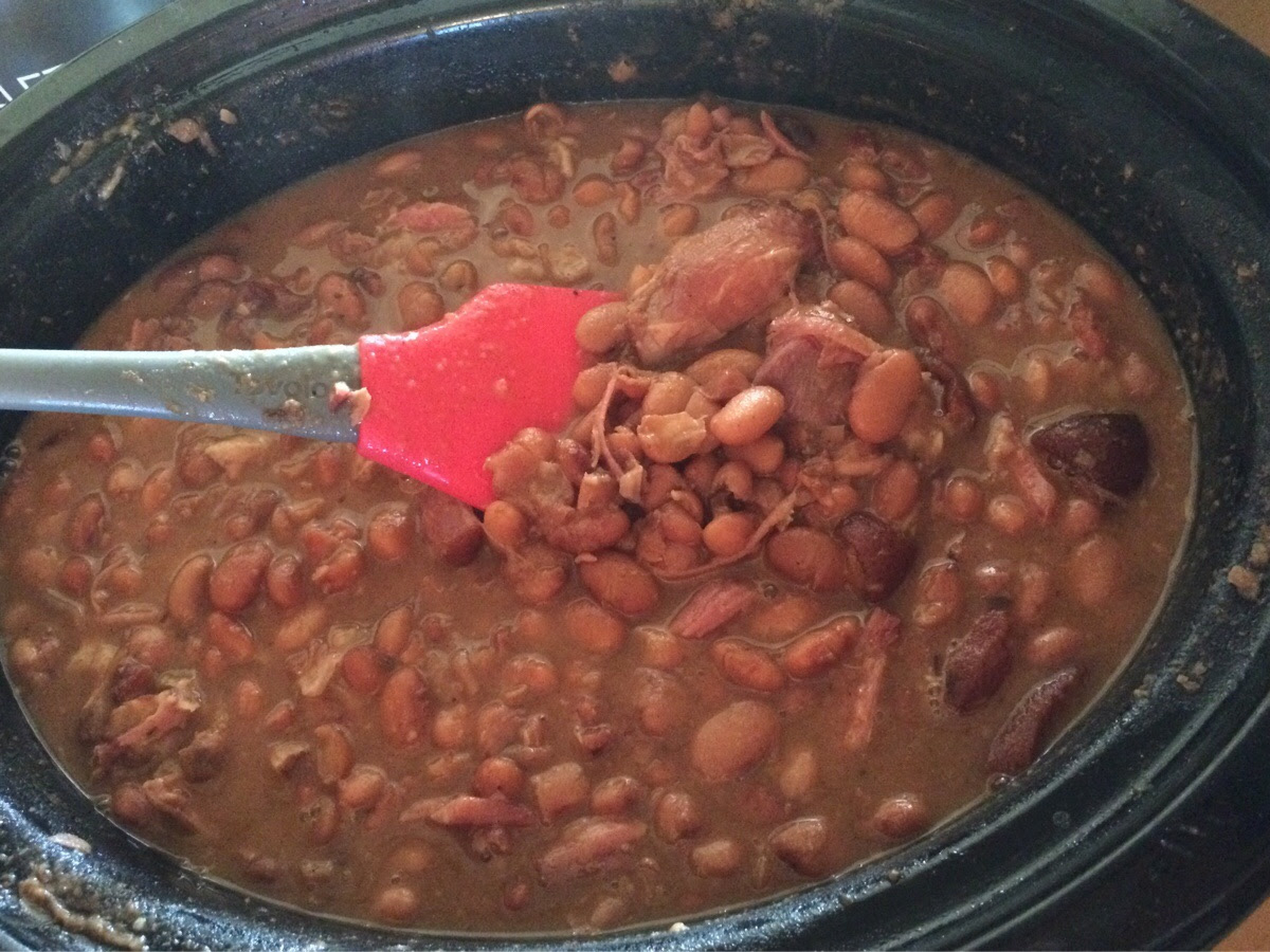 Reduce the heat to simmering and cook, covered, until the bean are tender, about 45 minutes. Pinto Beans And Ham Hocks Slowcooking